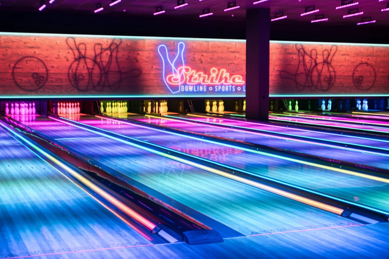 The best things to do in Boca Raton at night including Strike 10 Bowling.