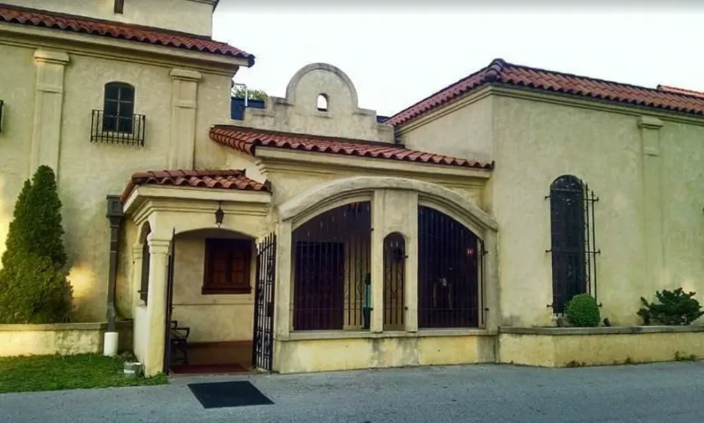 Exterior design of El Serrano restaurant