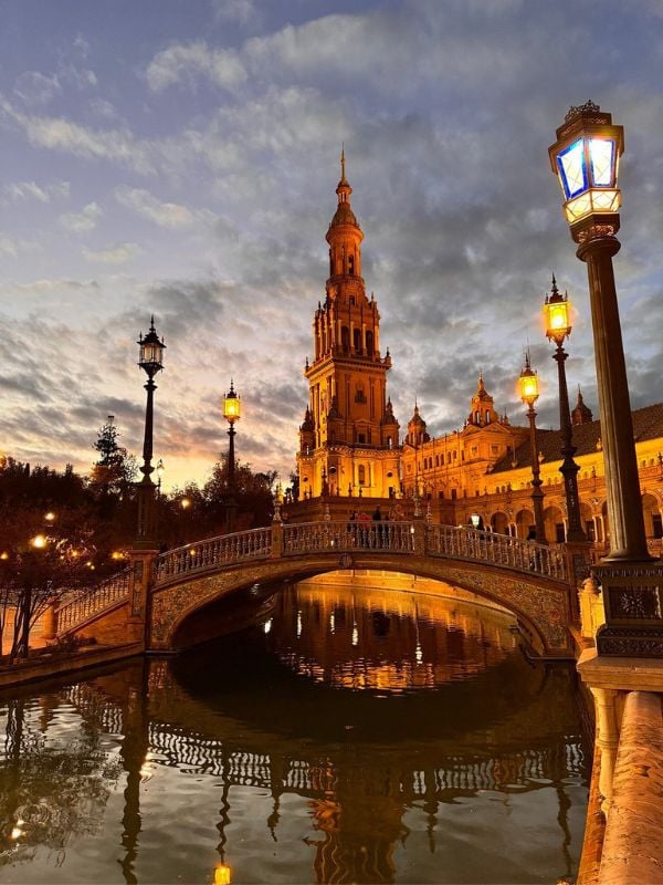 Strolling around Plaza de España at night feels like entering a different realm altogether.