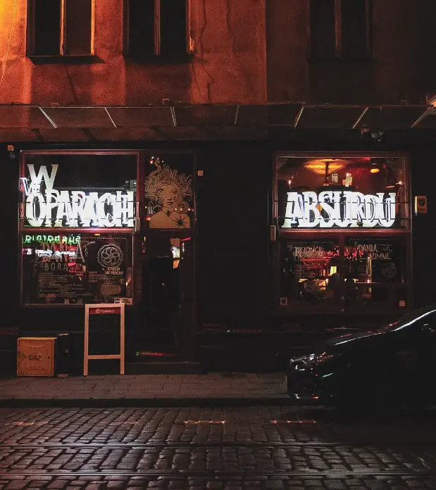 Entrance to W Oparach Absurdu