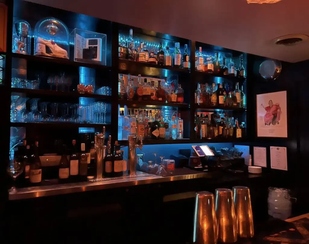 L'Opossum bar area
