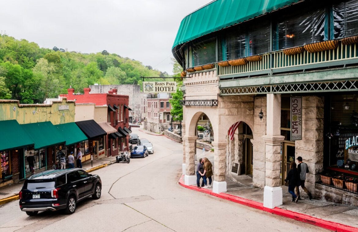 12 Best Things to Do in Eureka Springs at Night Featured Image
