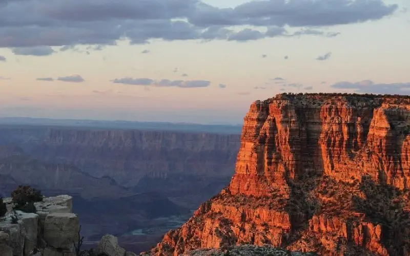 Sunset light over the cliffs of the Grand Canyon in the USA.