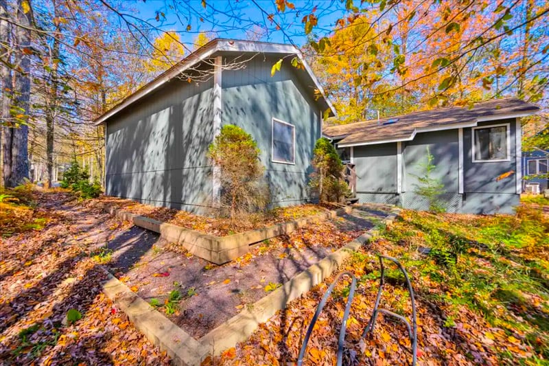 Chill out on the spacious deck of Emerald Pines Cabin and soak in those stunning fall views! Perfect for BBQs and stargazing
