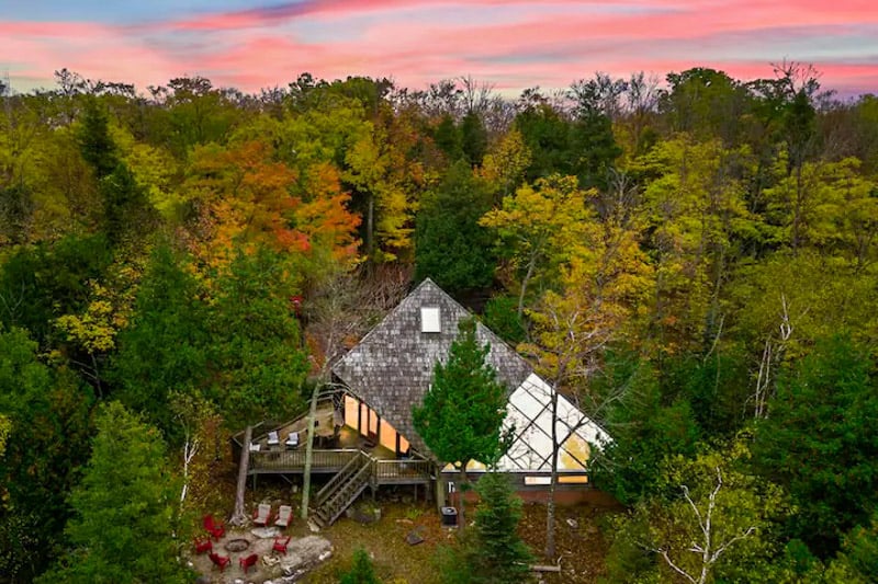 Tucked in the middle of stunning fall colors, this spot is one of the top fall foliage Airbnbs in the US—ideal for a chill getaway!