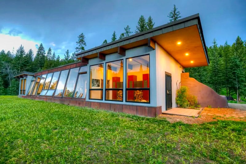 This modern cabin blends sleek design with nature, offering huge windows and beautiful views—one of the best fall foliage Airbnbs in the US for a peaceful getaway!