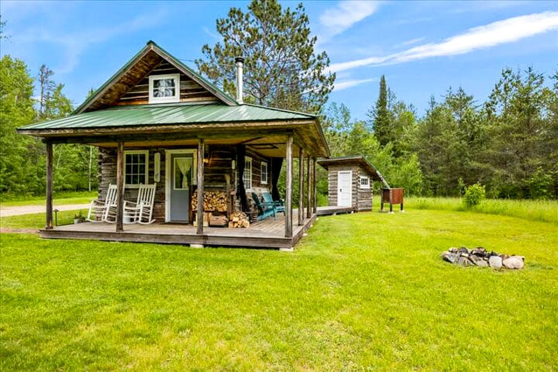The Log Cabin near Biwabik, MN, pairs 1890s charm with modern luxury.