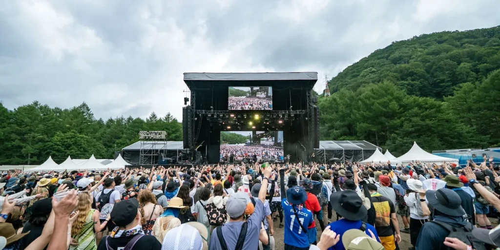 Daytime crowd facing the Fuji Rock Festival White Stage