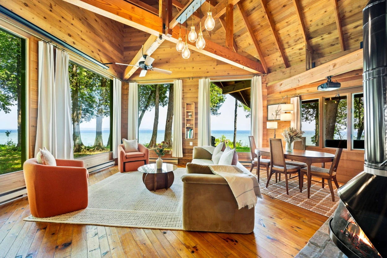One of the best Airbnbs for fall foliage in the US, you can admire the fall foliage from inside the lounge